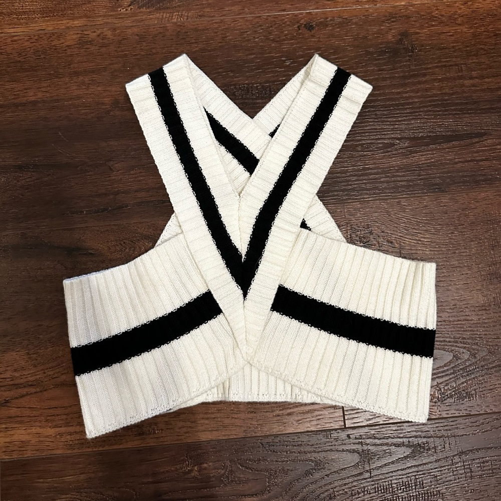 Black/white cropped sweater vest